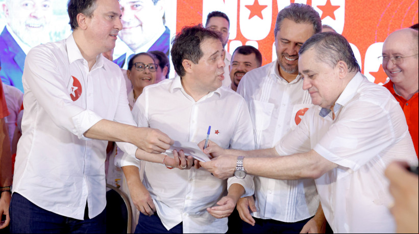 Camilo Santana participou de festa de aniversário de José Guimarães na Praia do Futuro