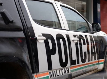 Mães levaram as filhas para o batalhão da PM após ficarem engasgada. 