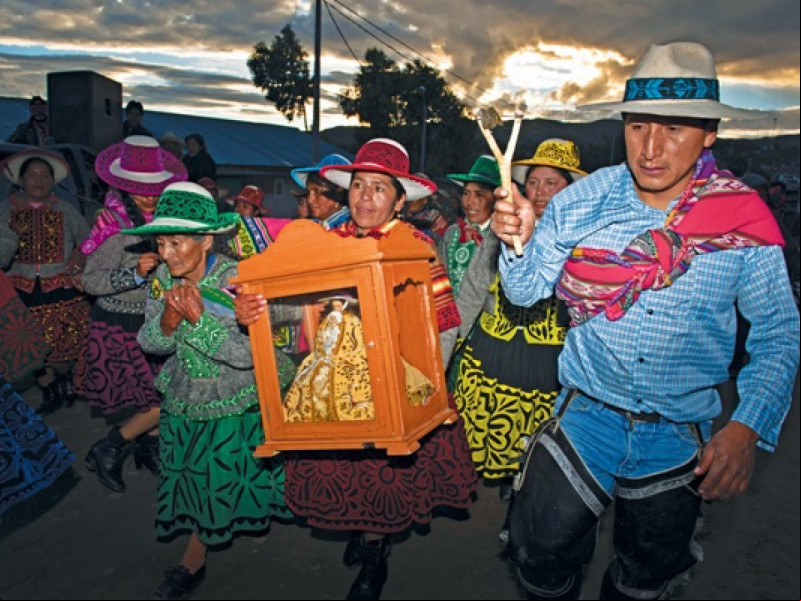 Além da troca de socos, o Takanakuy também consiste em procissões religiosas, apresentações de música e dança típicas Além da troca de socos, o Takanakuy também consiste em procissões religiosas, apresentações de música e dança típicas