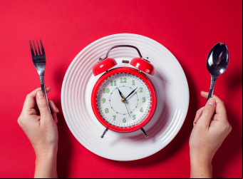 É o jejum intermitente, um método para perder peso que alterna períodos de jejum e de alimentação.