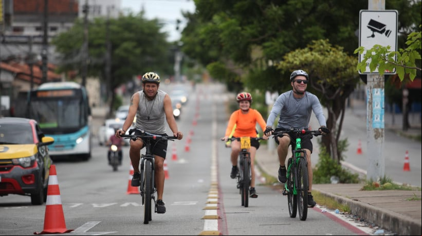 FORTALEZA, CEARÁ, BRASIL, 07.01.2024: Primeira ciclofaixa de lazer do ano. Av. Domingos Olimpio.