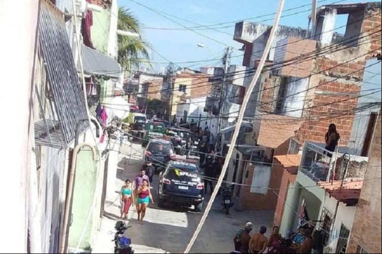 Vítimas trafegavam em uma moto no Pirambu quando foram atingidas