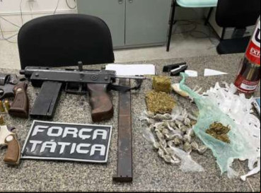 Foram apreendidos a moto, uma submetralhadora artesanal calibre 380, um revólver calibre 22 e um de 38, 12 munições, 85 g de maconha, 15 g de cocaína, 9 g de crack, uma mochila, uma balança de precisão e um spray de tinta preta. 
