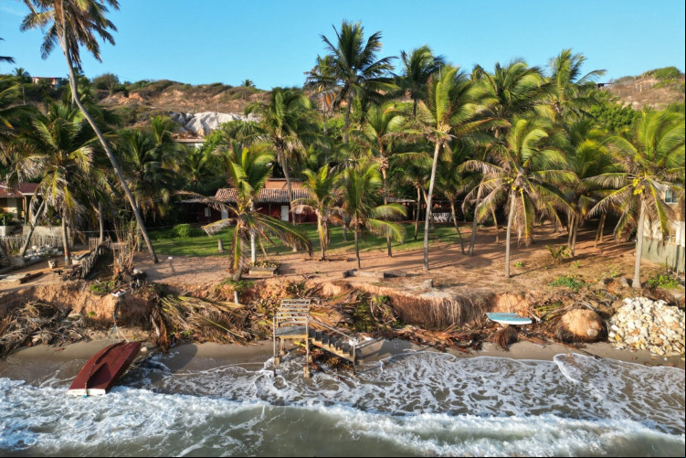 ￼EROSÃO afeta a Praia da Peroba, em Icapuí