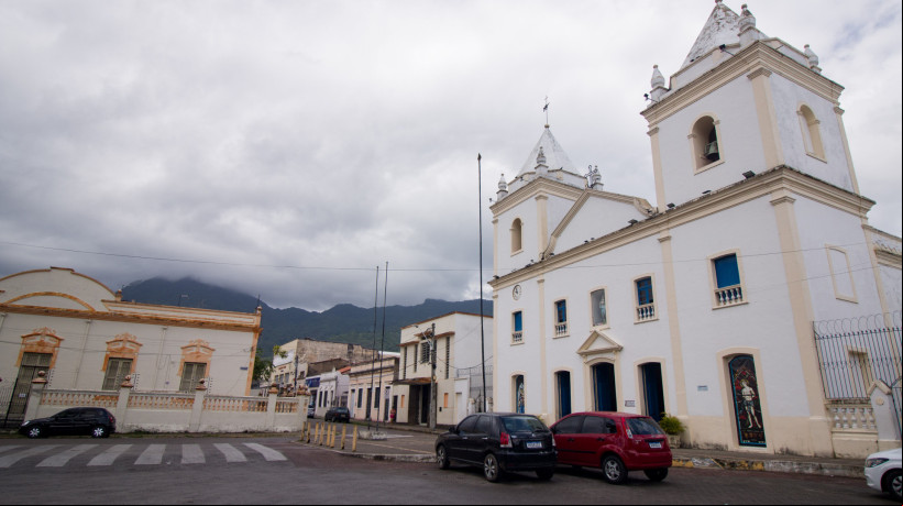 A previsão do tempo para o Ceará aponta predomínio das condições de estabilidade atmosférica até esta sexta-feira, 16. Maranguape, na Região Metropolitana de Fortaleza (RMF), registrou o maior acumulado, com 10 milímetros (mm) nesta quinta-feira, 15. Na imagem, a Paróquia Nossa Senhora da Penha no Centro do Município em dia chuvoso de 2024. (Foto: Samuel Setubal)