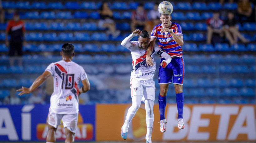 Ciel e Cardona disputam lance no jogo Ferroviário x Fortaleza, no PV, pelo Campeonato Cearense 2024