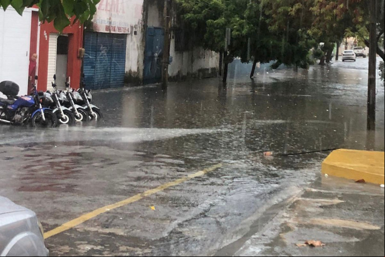 Imagem de apoio ilustrativo: chuva na Avenida Heráclito Graça, em Fortaleza