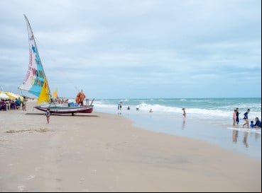 Movimentação tranquila dos banhistas na praia do Morro Branco em Beberibe. (Foto: Davi Rocha/Especial para O Povo) 