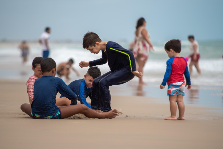 Movimentação tranquila dos banhistas na praia do Morro Branco em Beberibe. (Foto: Davi Rocha/Especial para O Povo) Movimentação tranquila dos banhistas na praia do Morro Branco em Beberibe. (Foto: Davi Rocha/Especial para O Povo)