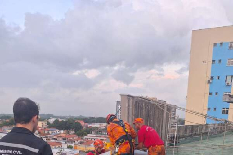 O homem foi resgatado após a cadeira de trabalho ter travado a 12 metros do chão