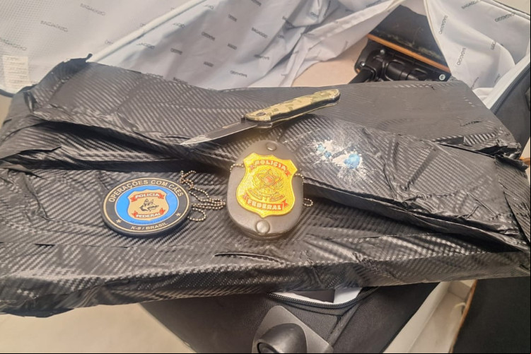 Droga foi encontrada em bagagem do suspeito