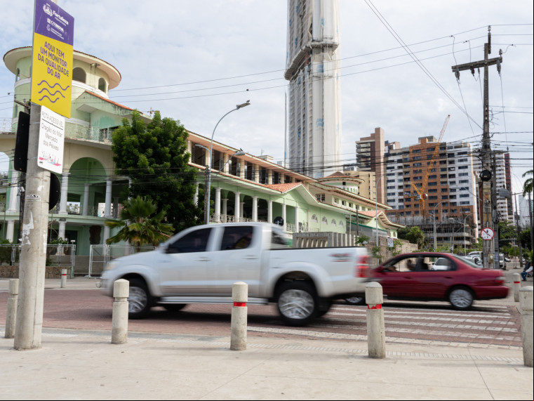 Monitores de ar na Avenida Beira Mar, em Fortaleza(Foto: Yuri Allen/Especial para O Povo)