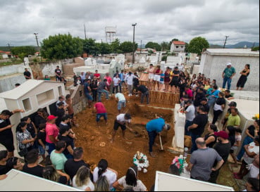 ￼SEPULTAMENTO das vítimas: 
chacina causou comoção em Aracoiaba 