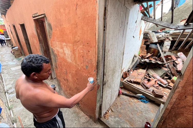 Duas casas desabaram no bairro Cais do Porto, em Fortaleza, e quatro vítimas foram resgatadas no local