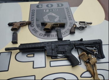 Armas apreendidos com os quatro suspeitos mortos em intervenção policial em Ibiapina 