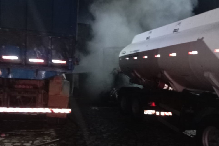 Carreta teve perda total na carroceria