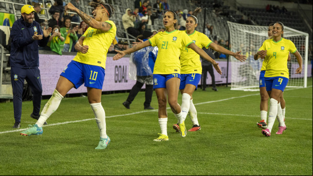Jogadoras da seleção brasileira feminina comemoram a vitória e classificação para as Olimpíadas Jogadoras da seleção brasileira feminina comemoram a vitória e classificação para as Olimpíadas