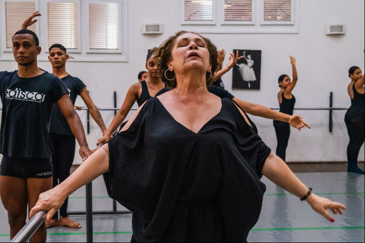 Escola de dança Edisca, comandada pela bailarina Dora Andrade, lança brechó sustentável com peças de roupas e objetos de decoração (Foto: Fernanda Barros/ O Povo)