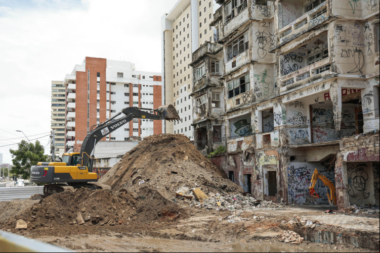 APÒS 12 dias de embargo, a obra de demolição do São Pedro recomeçará