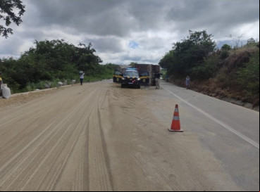 Não houve feridos no acidente, mas a carga de farelo que era transportada pela carreta foi derramada na pista 