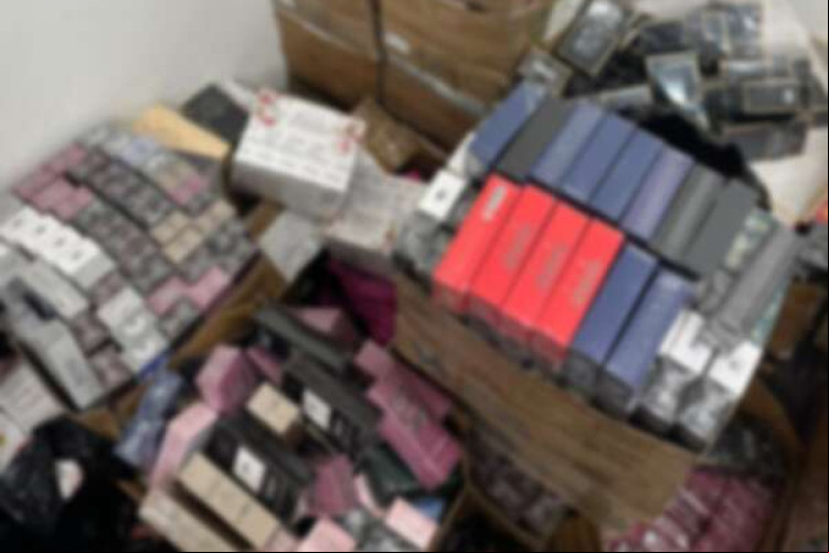 Cerca de 1.200 perfumes falsificados foram apreendidos no Beco da Poeira nesta segunda-feira, 18