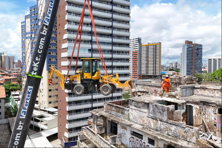 Edifício São Pedro: demolição da cobertura estava sendo realizada com mini retroescavadeira erguida por guindaste