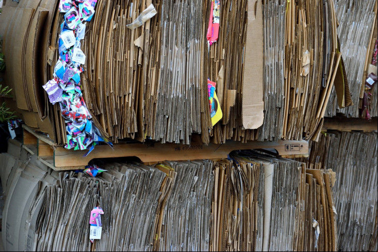 Papelão e papeis separados para reciclagem