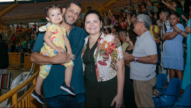 Viviane Ferreira, o marido Roberto Ferreira e a pequena Bia, de dois anos de idade Viviane Ferreira, o marido Roberto Ferreira e a pequena Bia, de dois anos de idade