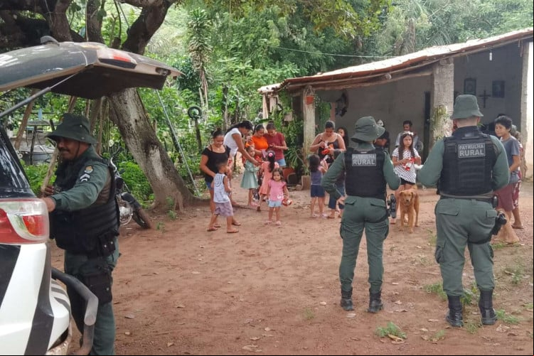 Policiais entregam lembrancinhas a crianças da Zona Rural de Tianguá