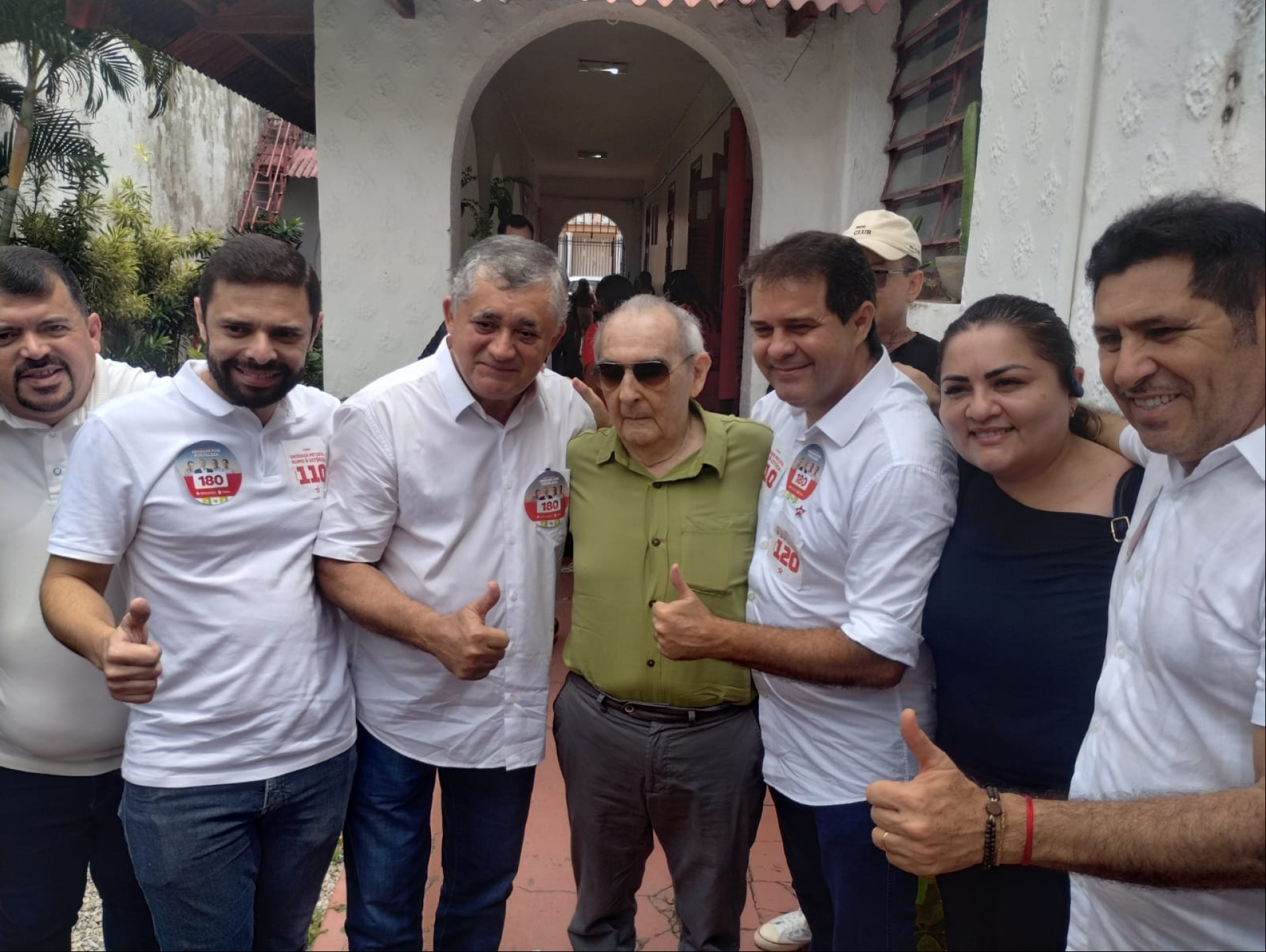 Evandro com apoiadores, como o deputado José Guimarães Evandro com apoiadores, como o deputado José Guimarães