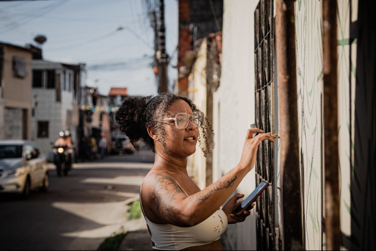 Na foto, Dinha, artista visual e grafiteira que estará presente na inauguração do equipamento cultural.(Foto: Divulgação / Wellington Juliao)