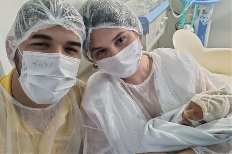 O casal, Zé Vaqueiro e Ingra Soares com o filho Artur em 6 de novembro de 2023. Neste sábado, o bebê saiu da intubação