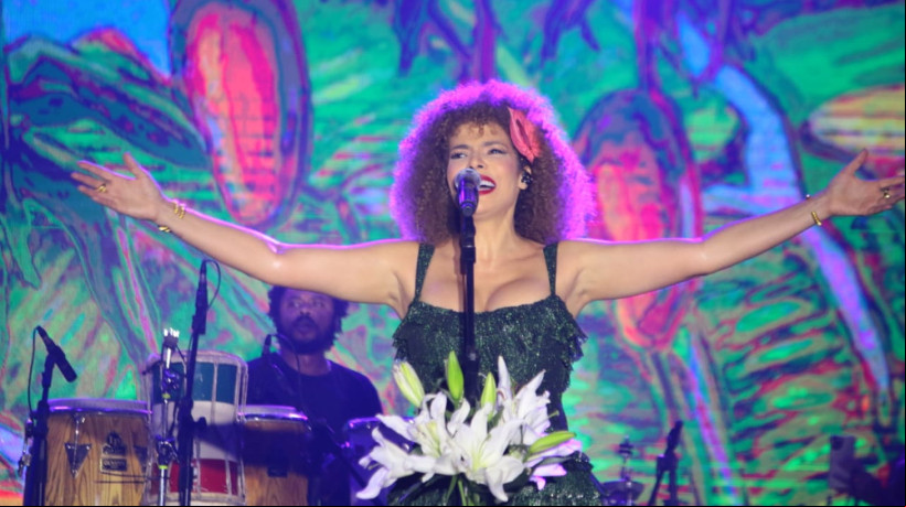 Vanessa da Mata faz show em Tianguá durante programação de aniversário de 135 anos do município.