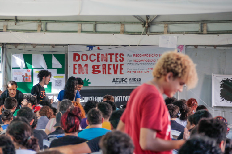 FORTALEZA, CEARÁ, BRASIL 12-04-2024: Movimeto na UFC, greve dos professores. (Foto: Yuri Allen/Especial para O Povo)