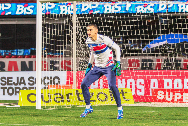 Goleiro Santos em aquecimento antes do jogo São Paulo x Fortaleza, no Morumbis, pelo Campeonato Brasileiro Série A 2024