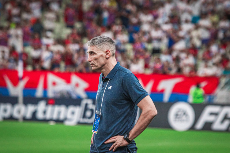 Técnico Vojvoda no jogo Fortaleza x Nacional Potosí, no Castelão, pela Copa Sul-Americana 2024
