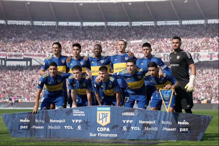 Equipe do Boca Juniors perfilada para foto antes de duelo contra River Plate pela Copa da Liga Argentina 2024