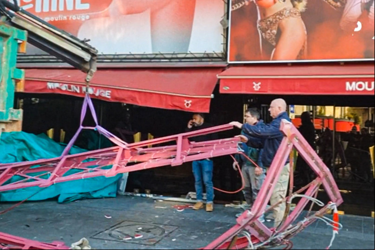 Equipes retiram as pás do moinho do Moulin Rouge, famoso cabaré parisiense