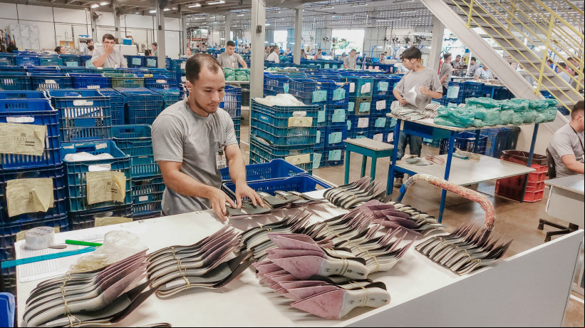 URUBURETAMA-CE, BRASIL, 30-04-24: Atualmente, a Arezzo produz cerca de 4,5 mil a 5 mil pares de calçados diariamente