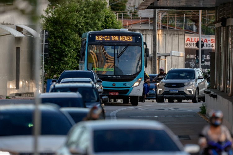 ￼METADE da frota de ônibus teve redução 