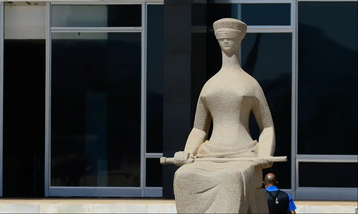 Estátua "A justiça" na frente do prédio do Supremo Tribunal Federal em Brasília  
