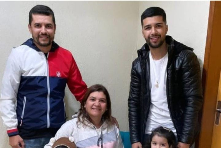 Wesley, de vermelho, ao lado da mãe, do irmão e dos sobrinhos