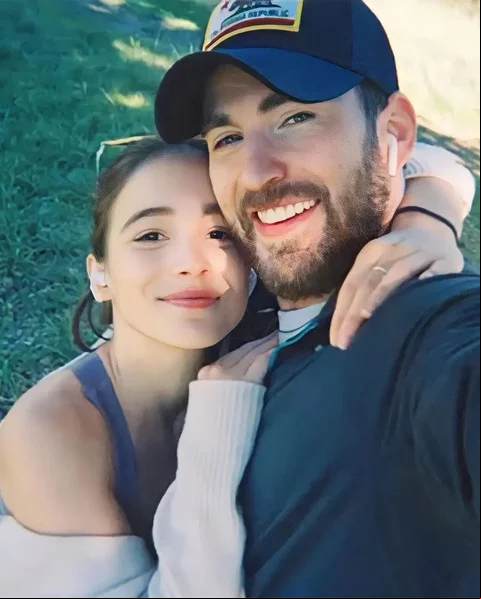 O ator se casou no dia 9/9/2023 com a atriz portuguesa Alba Baptista, sem fazer alarde. A cerimônia foi numa casa em Cape Cod, uma península em Massachussets que é um destino de verão popular nos Estados Unidos.