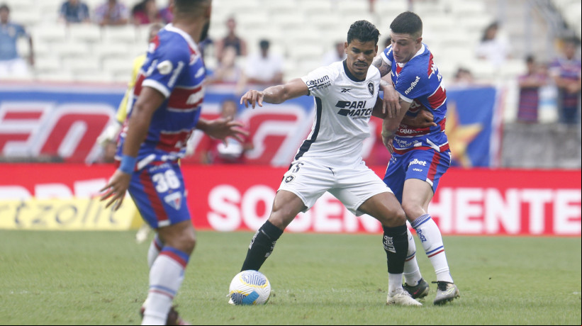 Volante Danilo Barbosa e atacante Renato Kayzer disputam lance no jogo Fortaleza x Botafogo, no Castelão, pelo Campeonato Brasileiro Série A 2024