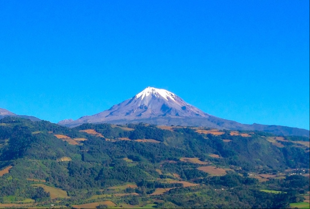 O México é atravessado de norte a sul por duas cadeias de montanhas : Sierra Madre Oriental e Sierra Madre Ocidental. Elas são a extensão das Montanhas Rochosas do norte da América do Norte. O ponto mais alto é o Pico de Orizaba (foto), com 5.700m.