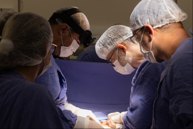 Parto reuniu equipe multidisciplinar com obstetras, cirurgião vascular, entre outros