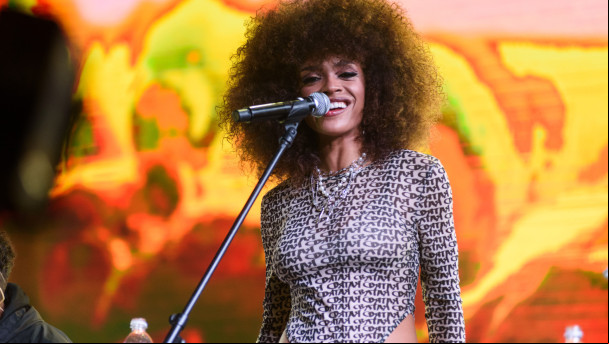 Performance das backing vocal Aísha emociona público em show de Baco Exu do Blues o TIM Music Rio 2024 Performance das backing vocal Aísha emociona público em show de Baco Exu do Blues o TIM Music Rio 2024