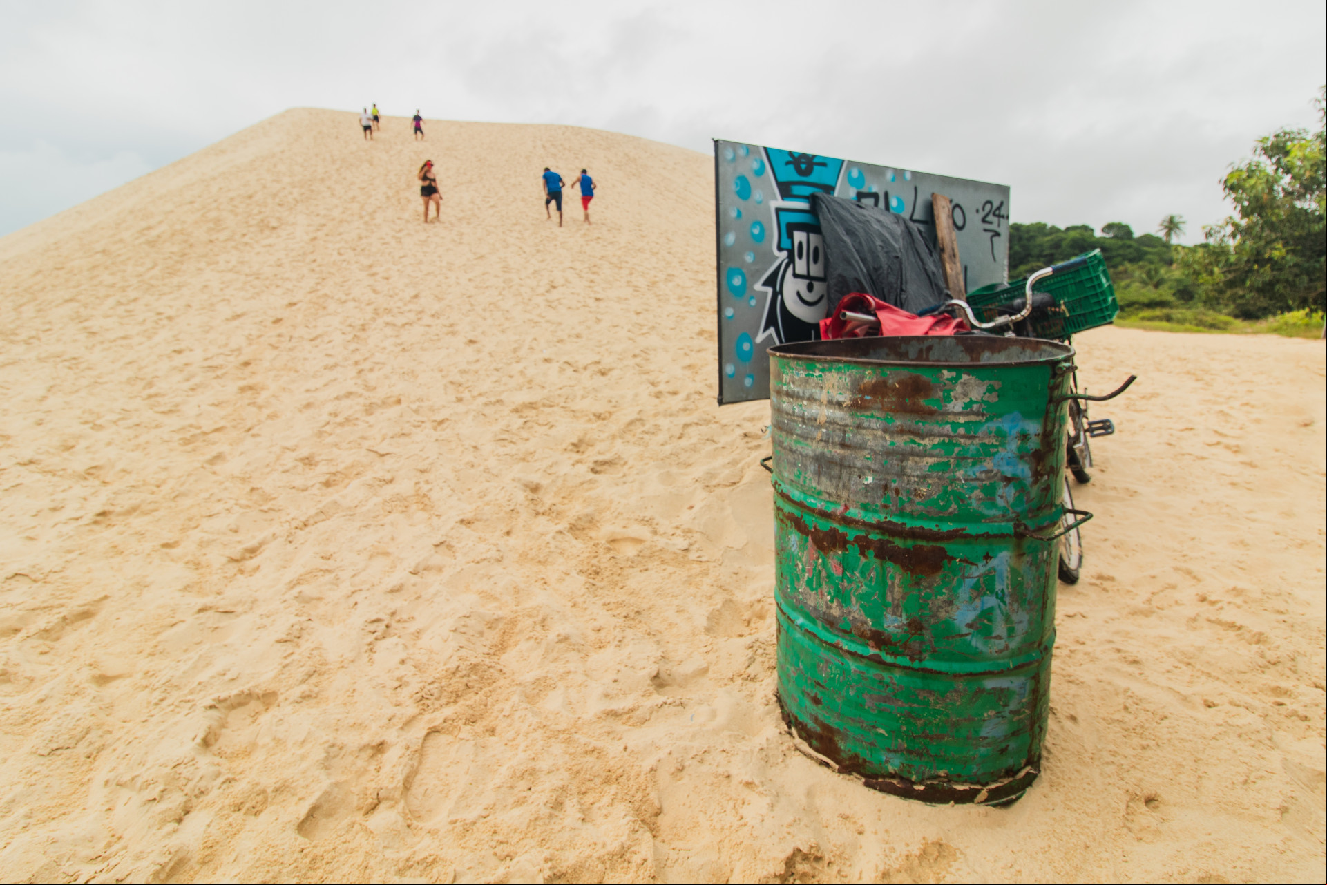 FORTALEZA-CE, BRASIL, 26-05-2024: O Parque Municipal das Dunas da Sabiaguaba recebe ao longo dos dias diversos visitantes que impactam a reserva natural, tendo em vista os lixos descartados erroneamente, comércio, meios de transporte, que mesmo havendo a proibição ainda adentram o espaço . (Foto: Fernanda Barros/O Povo)