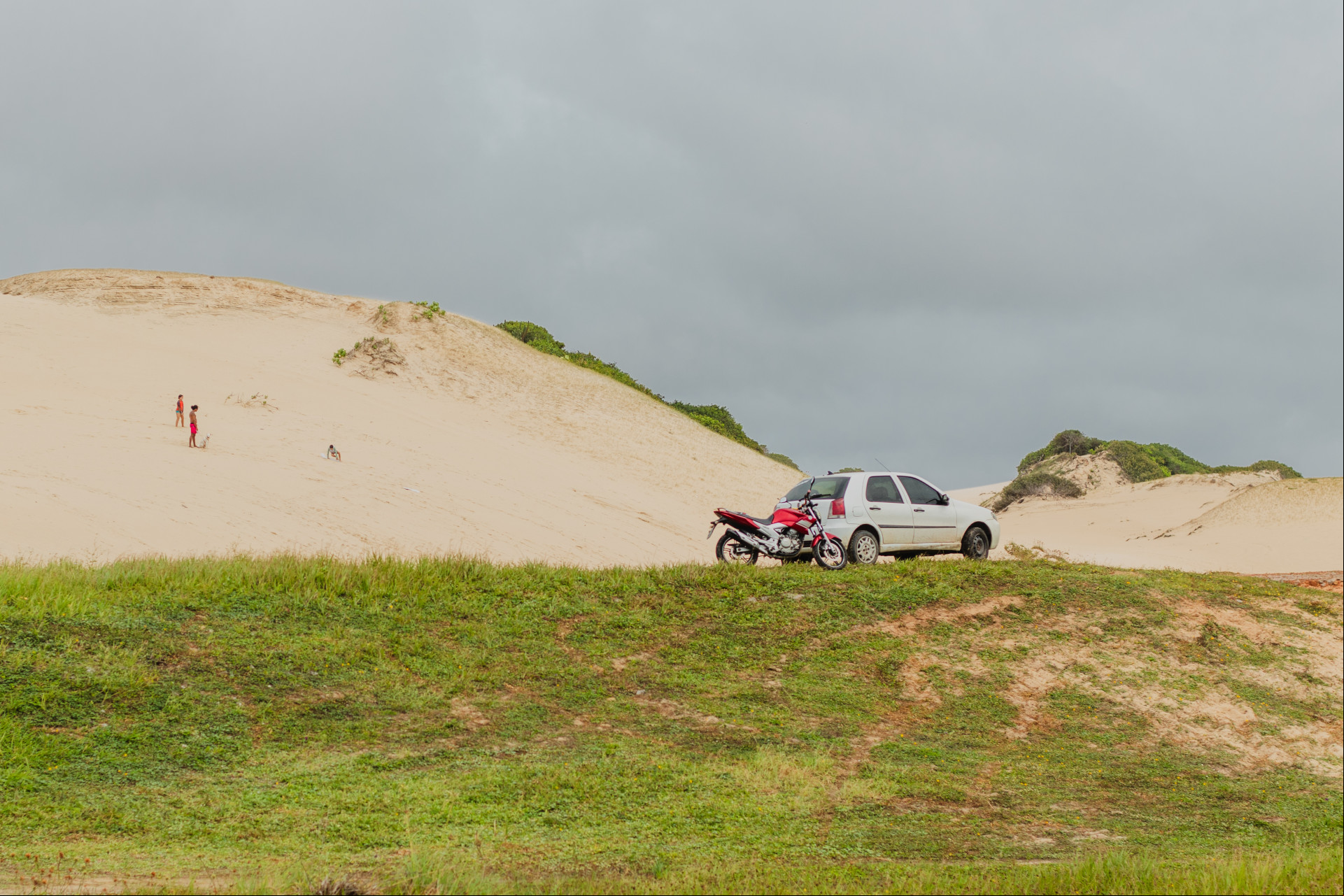 FORTALEZA-CE, BRASIL, 26-05-2024: O Parque Municipal das Dunas da Sabiaguaba recebe ao longo dos dias diversos visitantes que impactam a reserva natural, tendo em vista os lixos descartados erroneamente, comércio, meios de transporte, que mesmo havendo a proibição ainda adentram o espaço . (Foto: Fernanda Barros/O Povo)