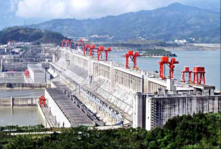1º) Usina de Três Gargantas (China): Localizada no rio Yangtze, na China, essa é a maior usina hidrelétrica do mundo em capacidade instalada, com impressionantes 22.500 MW de potência.